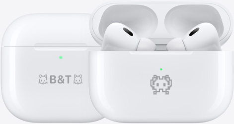 两只 AirPods 4 充电盒都镌刻着表情符号示例：一只在文字“B&T”两侧刻有猫咪表情符号，一只刻有螃蟹表情符号。