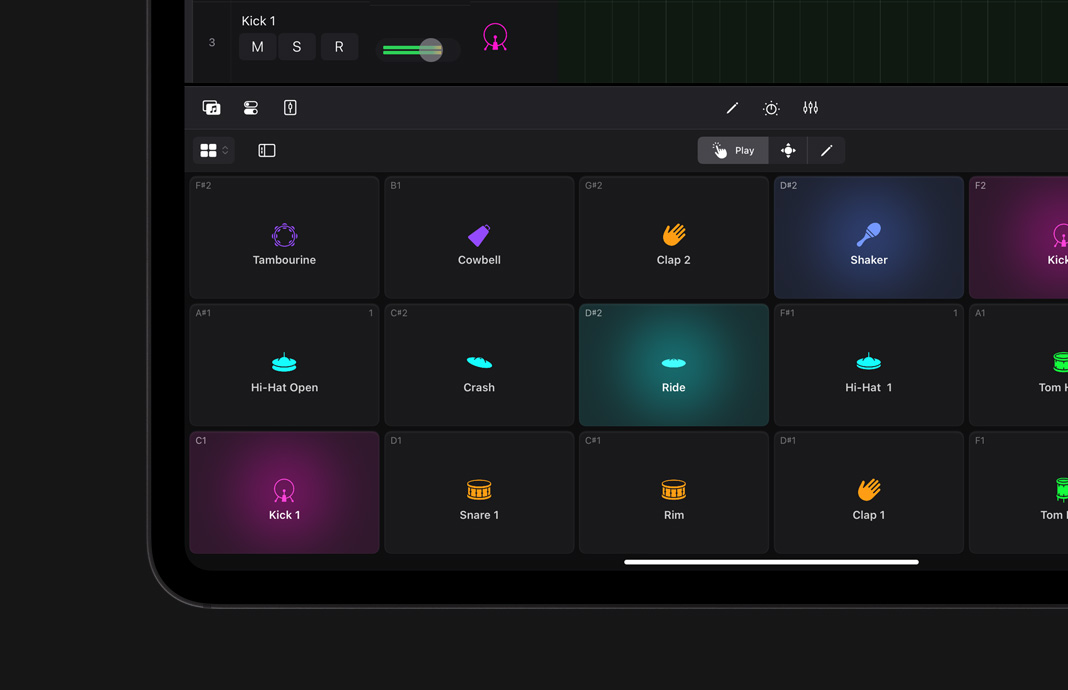 iPad Pro 特写视图展示 iPad 版 Logic Pro 中的自定鼓垫