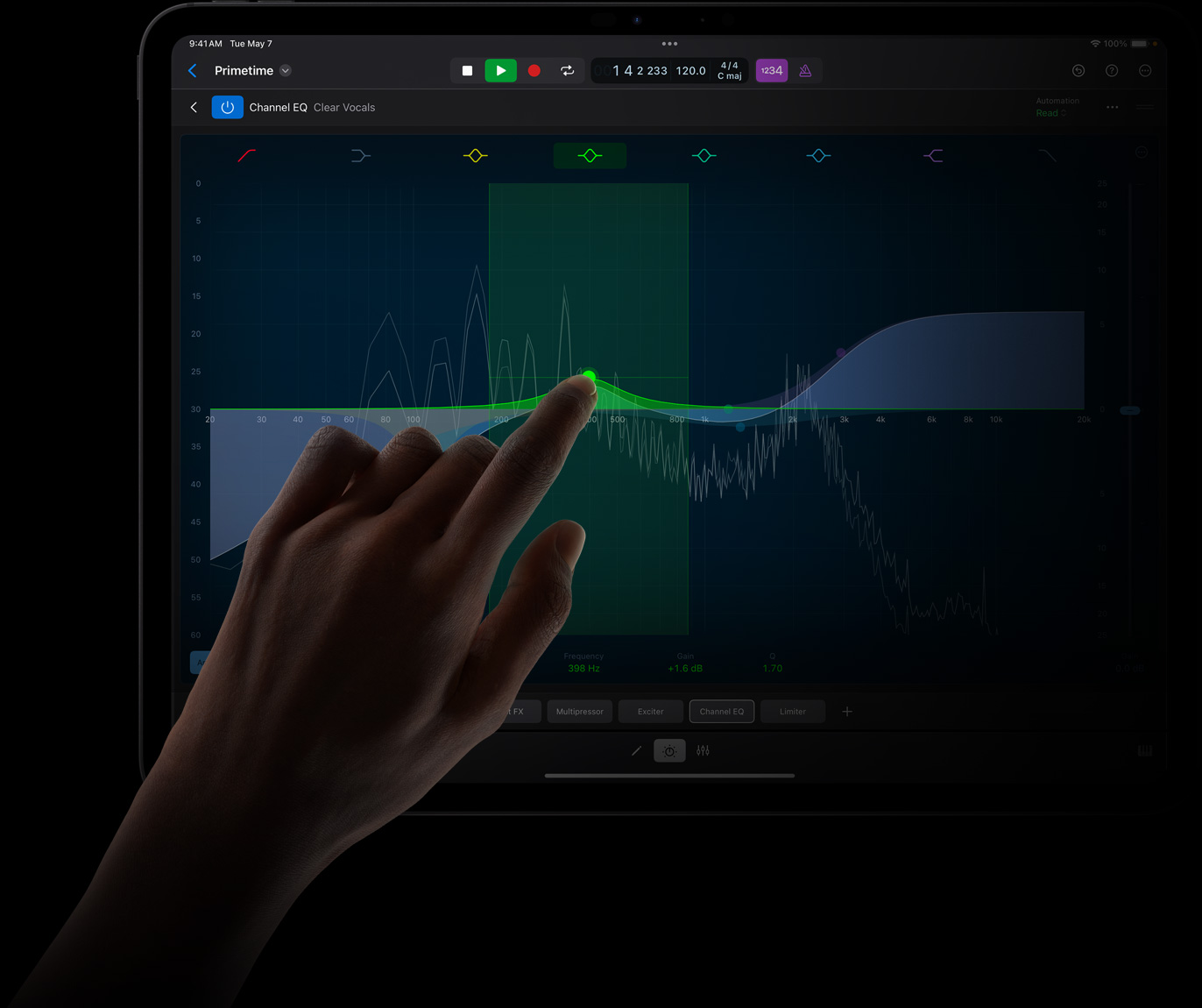 一只手点触 iPad Pro 屏幕，在 iPad Pro 上的 iPad 版 Logic Pro 中进行声音波形编辑。