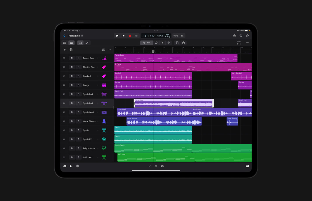 iPad Pro 展示 Logic Pro 中的一个多音轨项目，使用宽大的项目导航视图。