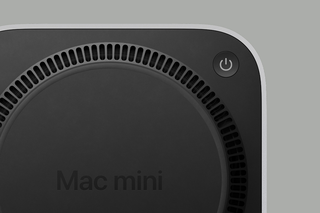 Mac mini 的黑色底部，展示电源按钮以及循环风扇式的通风散热架构。